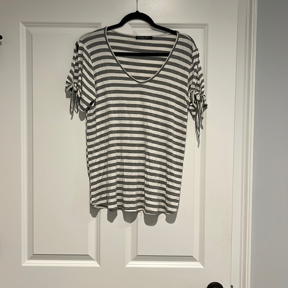 Women’s blouse w/ cute knot sleeves